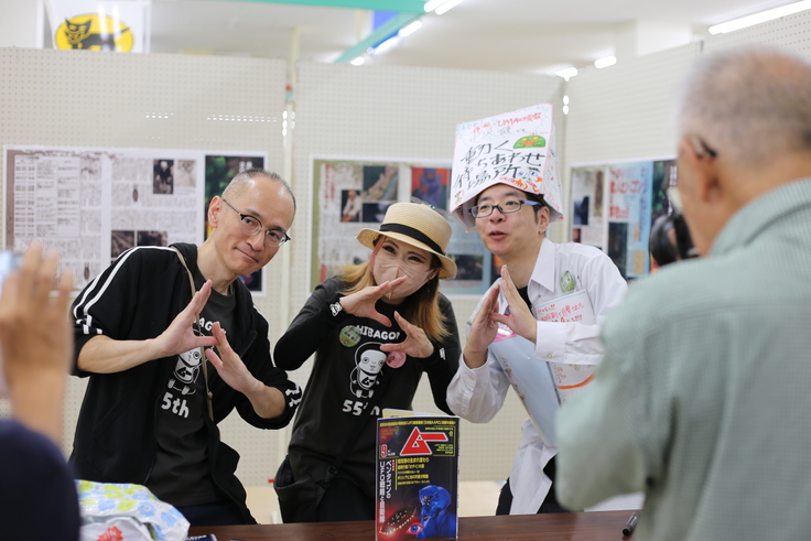 左から望月哲史氏、ヒバゴンお姉さん、中沢健氏