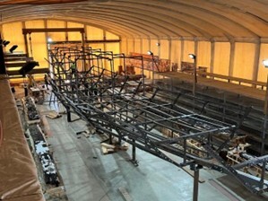 復原準備作業場で仮組みされた鉄製の骨組み