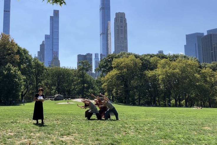 NYらしいビル群を背に芝生広場で