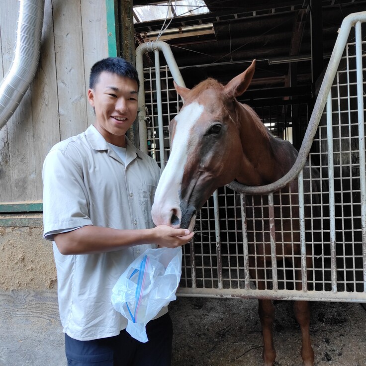 おやつあげ体験のM様とプー。