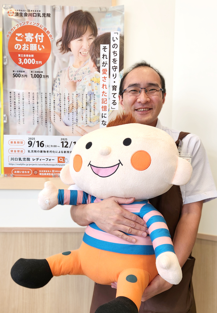 橋本副店長とコープみらいのキャラクター「ほぺたん」