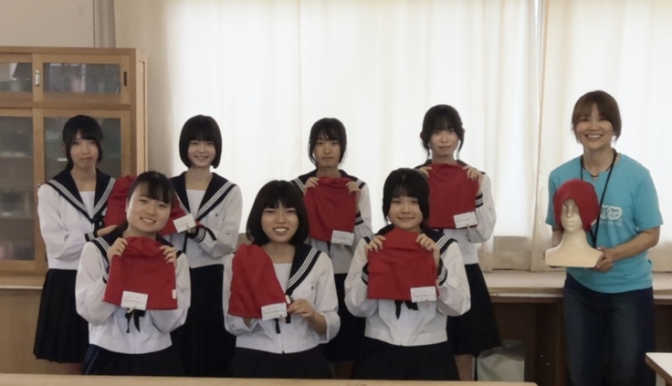 愛知県立一宮高等学校のファッション創造科の生徒さんと製作の様子(掲載許可済)