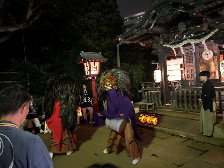 帰路につく前の庭草の舞