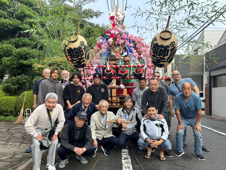 花山車準備を終えての集合写真