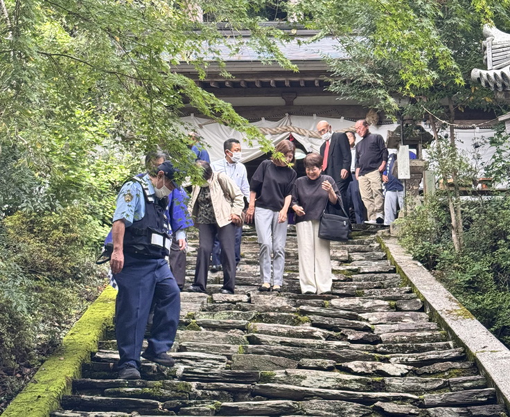 お巡りさんが階段を先導してくれています。