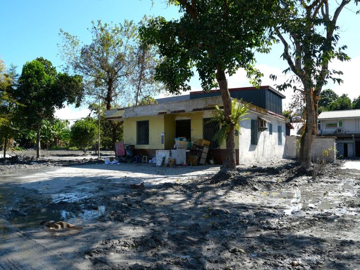 家の中から運び出された、使えなくなった家電や家具がまだ玄関先に残されている（10月15日花蓮県・佛祖地域にて）