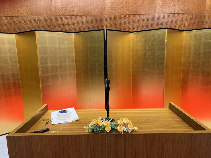 先ほど用意した演題の花は１つ１つ取り付けました