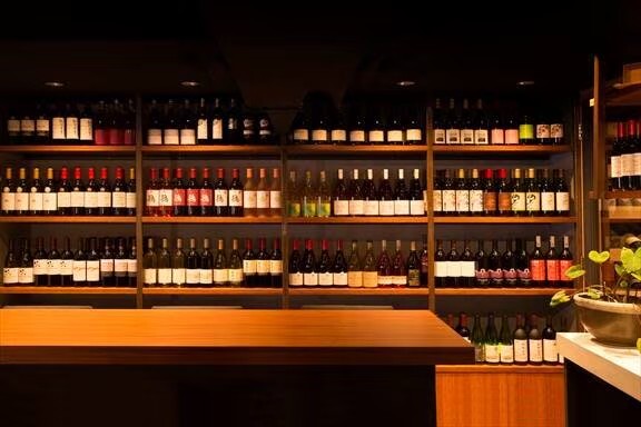 店舗には全国各地の日本ワインが並んでいます