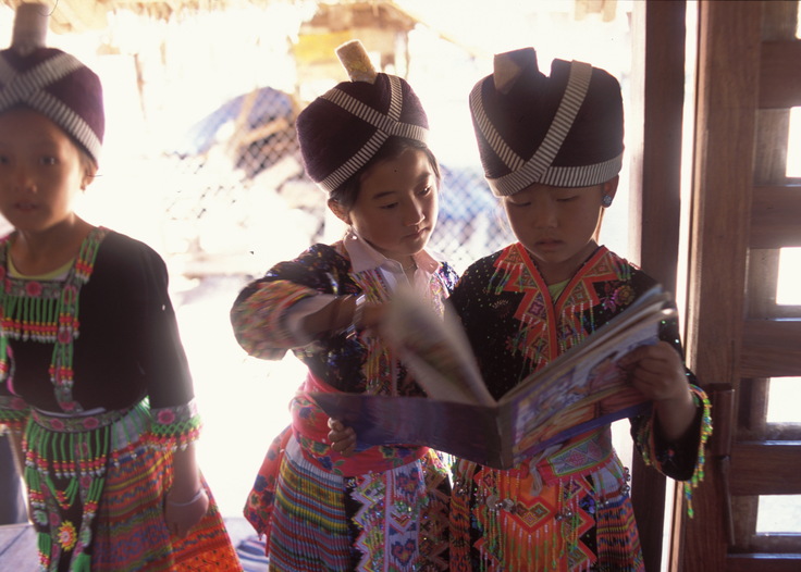 モン族の新年に絵本を読む少女たち（安井清子さん撮影）