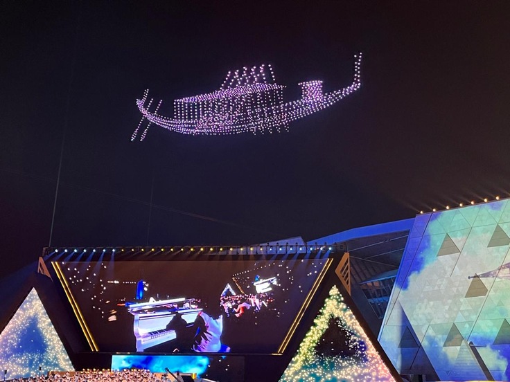 ドローンで投影された太陽の船