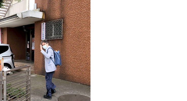 歩いて乳児院へ向かう小児科の有井先生