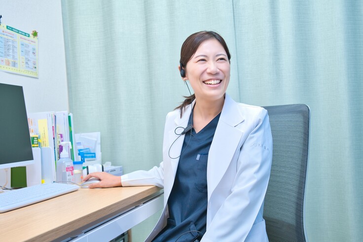 著者しおみゆきと診療風景