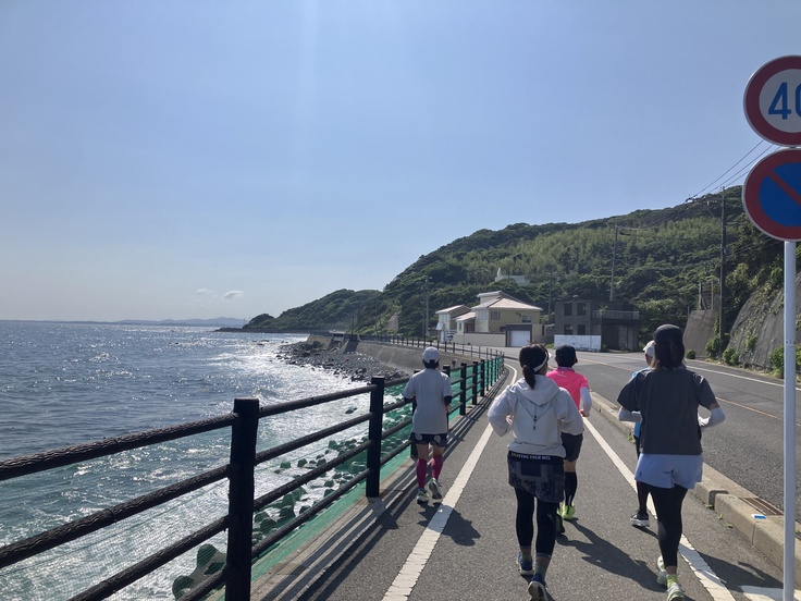 一緒に走る仲間たち。世代を超えて支え合う関係が生まれるのが、ランニングの楽しみ。