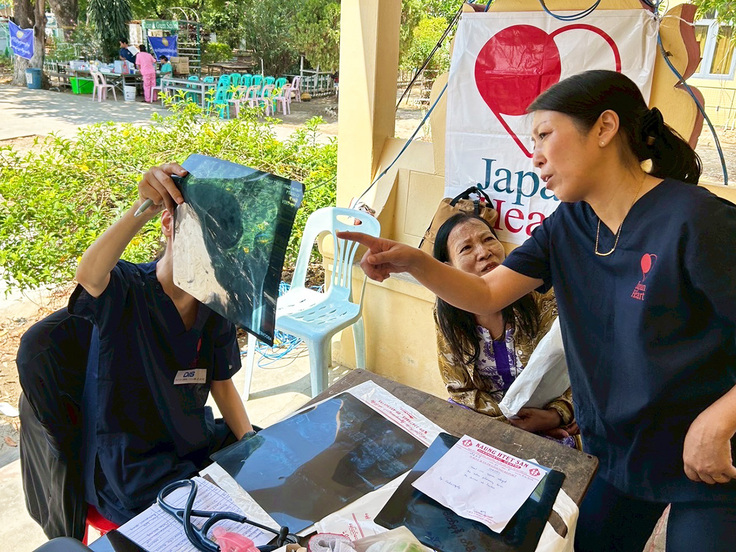 巡回診療中の河野看護師