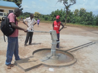 設置した井戸のモニタリングをしているWASHオフィサー