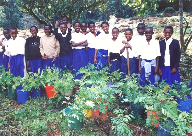 村の子どもたちも大人に負けないくらい熱心に植林に取り組んでいます！
