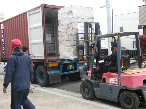2011年4月　海外からの支援物資（ミネラルウォーター）の荷卸し作業