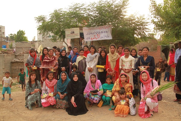 新しい教室完成を祝ってオープニングセレモニーを開催 パキスタンの 見捨てられた 劣悪スラムの縫製学校を拡張したい Riffat Bhatti Ngo代表 17 06 12 投稿 クラウドファンディング Readyfor レディーフォー