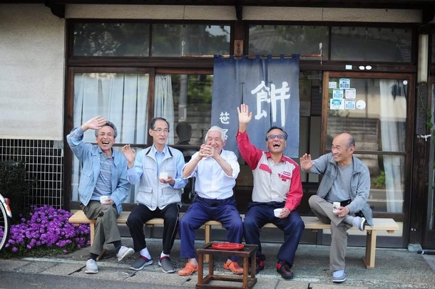 ベンチで手を振っている