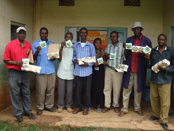 “エデンの森” のステッカーを手にする村長さんたちに