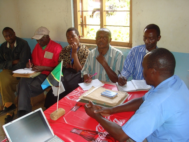 「ステッカーをどう使ってキリマンジャロ山の問題を訴えていくか」、協議している村長さんたち