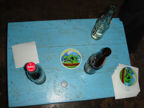 村の居酒屋のテーブルにもステッカーが！