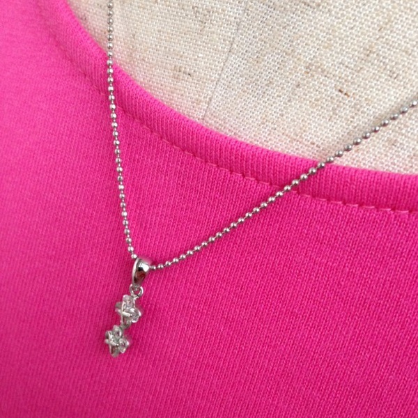 プチペンダントの似合う衿