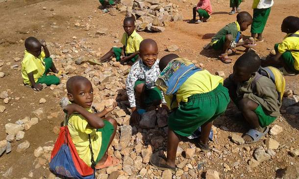 落ちているレンガで遊ぶ園児たち