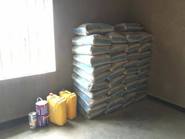 購入したセメントと塗料