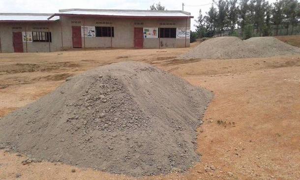 セメントに混ぜる砂利も届きました！