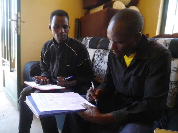 価格交渉中のジャスティンと家具屋のオーナーXavier