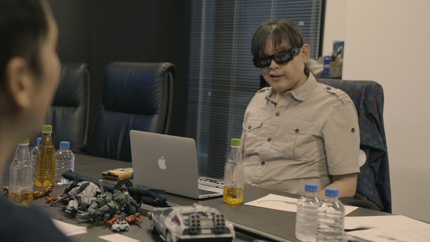 映像の制作会社との打ち合わせで自分のイメージを伝える加藤。