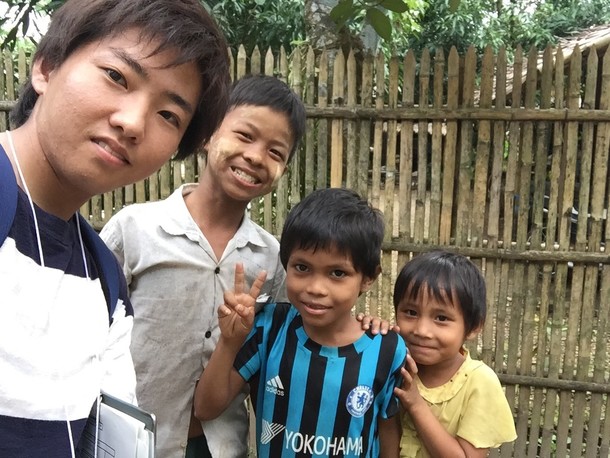 屋外, フェンス, 人, 木 が含まれている画像非常に高い精度で生成された説明