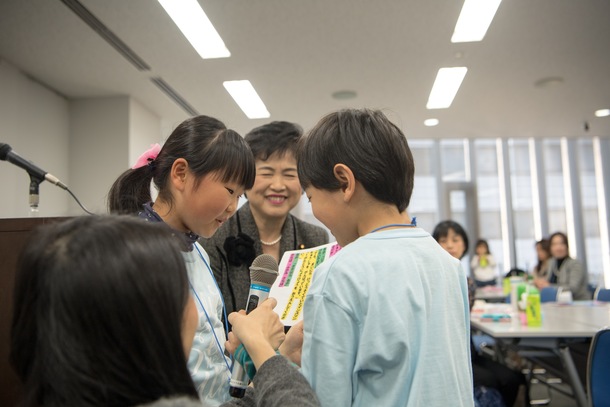 高木厚生労働副大臣にメッセージを伝える子どもたち
