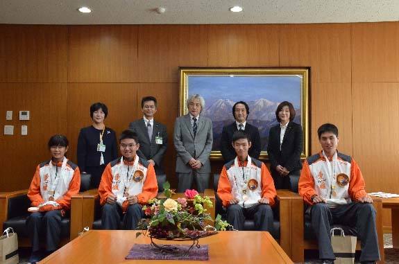 学長･副学長らとともに記念撮影