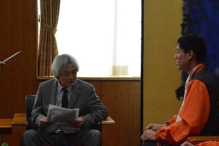 学長にメダル獲得を報告する武智さん