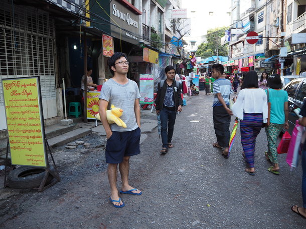 人通りの多いストリートに現れる僕