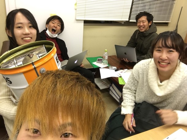 人, 室内, 子供, 壁 が含まれている画像非常に高い精度で生成された説明