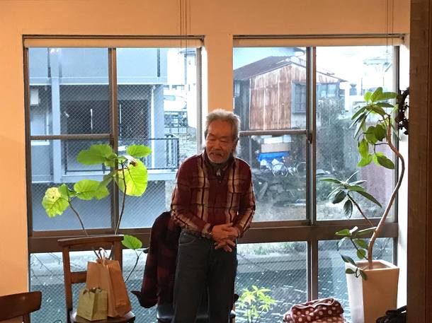 パーティであいさつするマイクさん