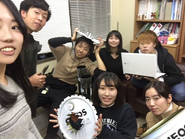 人, ポーズをとっている, グループ, 室内 が含まれている画像非常に高い精度で生成された説明