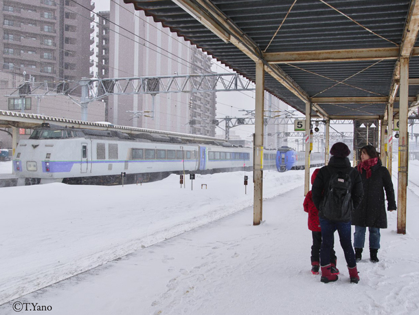 苗穂４番線通過。