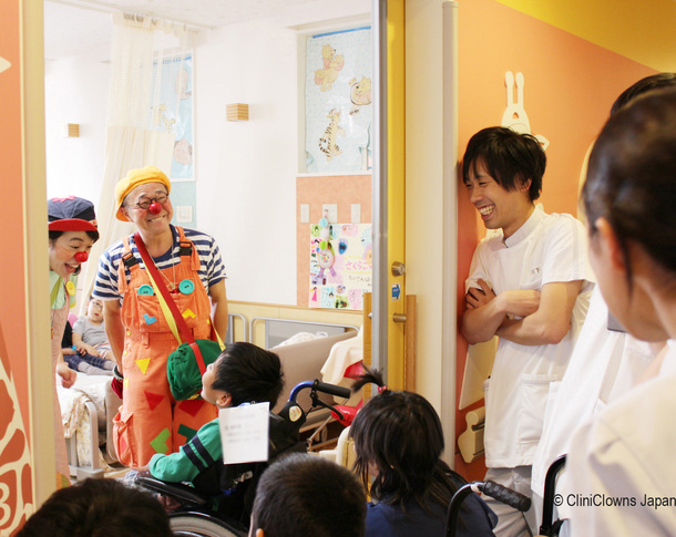 クリニクラウンの訪問の様子
