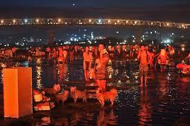 海に避難する人々