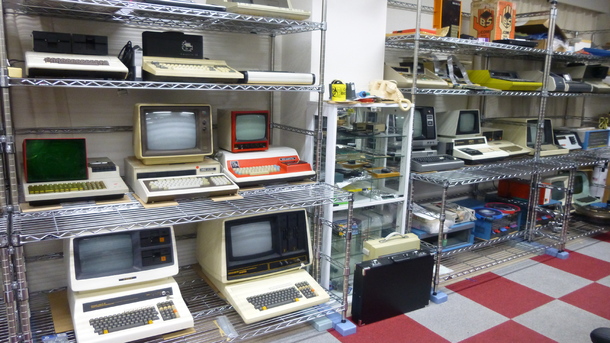 「マイコン博物館」展示棚 中央部分