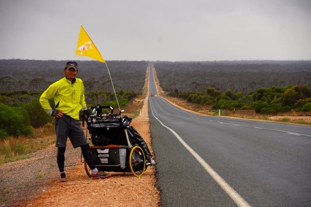 オーストラリアナラボー平原、砂漠の平原が１２００キロ続く道をただ一人走り続ける…