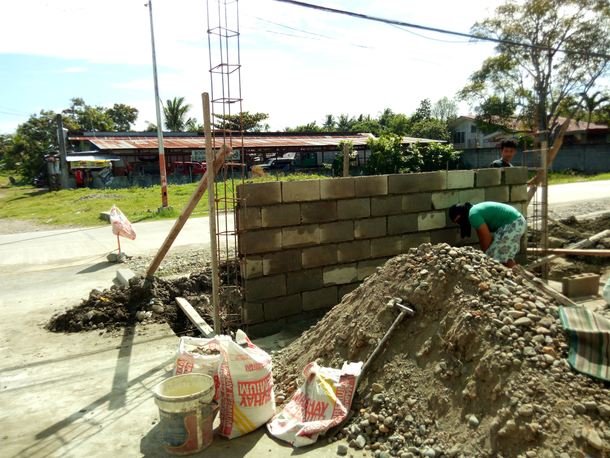 校舎前の塀建設