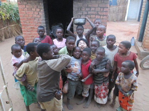 アフリカ・マラウイの2年間では多くの子どもたちに出会った（中央が庄田）