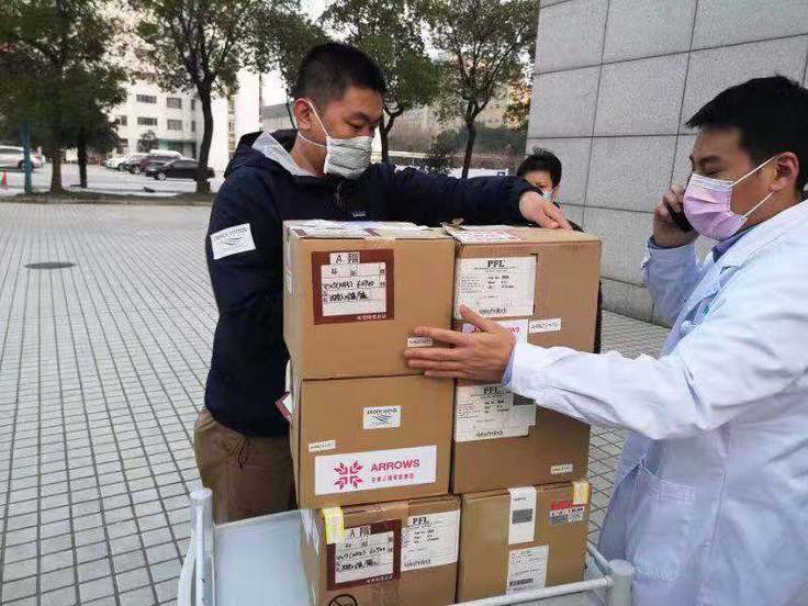 病院に物資を届けるARROWS中国人スタッフ