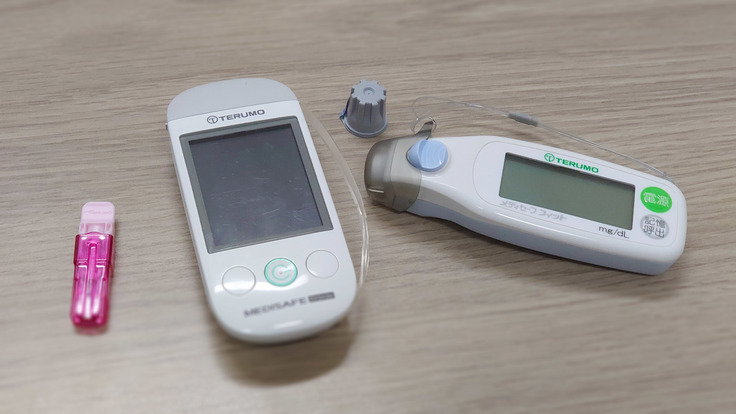 ランセットと血糖計（通信機能付き）の例