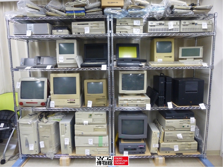 写真：1985年から2000年までのマイコン展示棚 NeXT、X68000、FM-16Π、IBM PS2、FM-TOWNS、SONY NEWS、iMac
